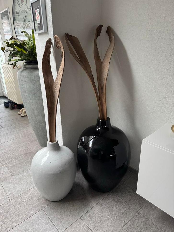 2 Decoratieve Vazen - Stijlvol Duo, Huis en Inrichting, Woonaccessoires | Vazen, Zo goed als nieuw, Wit, 50 tot 75 cm, Overige materialen
