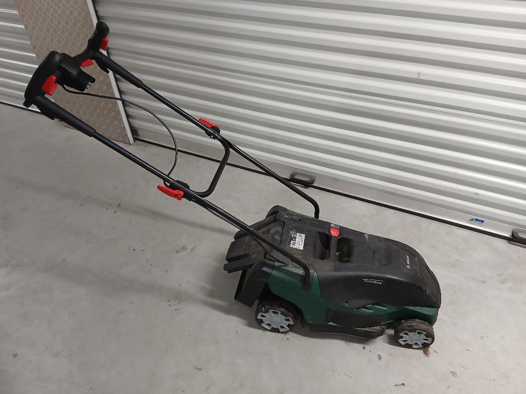 Elektrische Grasmaaier (Bosch UniversalRotak 490), Gebruikt, Elektrische grasmaaier, Ophalen of Verzenden, 30 t/m 39 cm