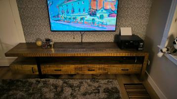 Dressoir van mangohout. beschikbaar voor biedingen