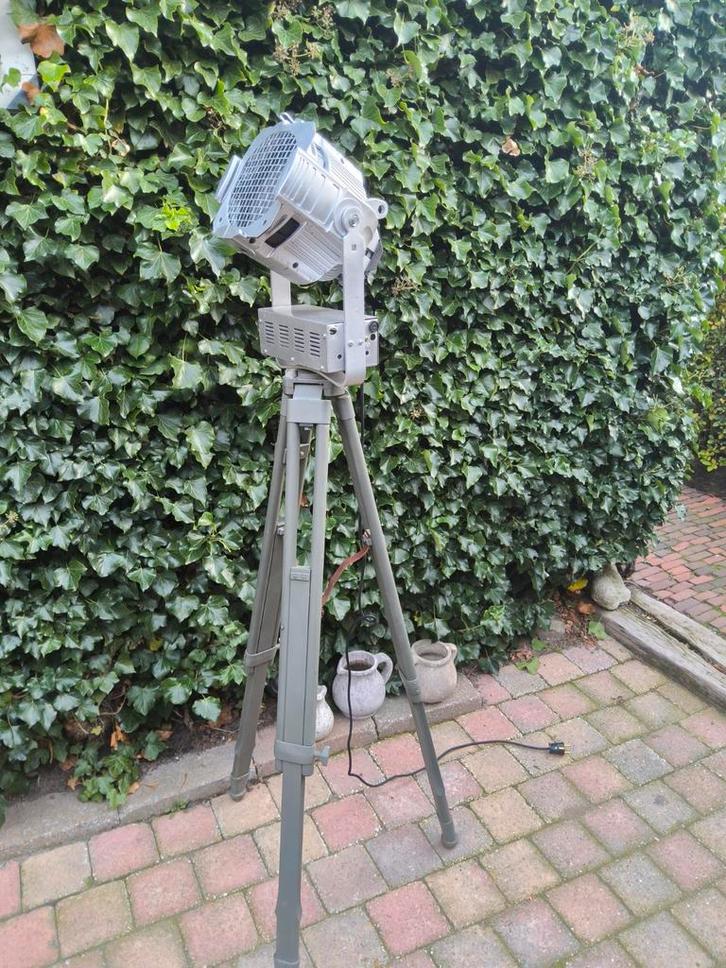 Theaterlamp industriele lamp op oud statief schijnwerper, Huis en Inrichting, Lampen | Vloerlampen, Minder dan 100 cm, Ophalen