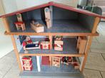 Houten poppenhuis met houten meubels met houten poppetjes., Gebruikt, Ophalen