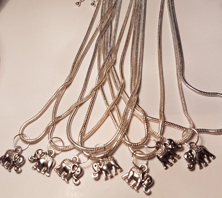 70 Kettings met olifanten , speentjes en zwaantjes, Sieraden, Tassen en Uiterlijk, Kettingen, Nieuw, Overige materialen, Overige kleuren