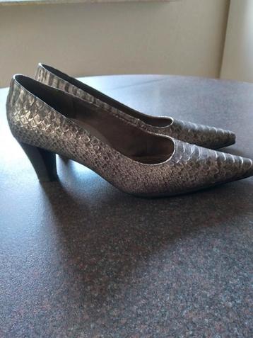 Elegante pumps met slangenprint. Maat 38.5 beschikbaar voor biedingen