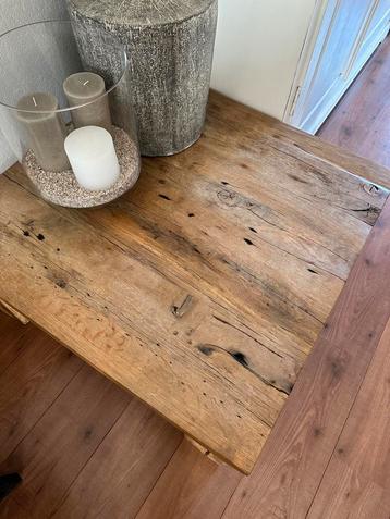 Rustieke houten tafel beschikbaar voor biedingen