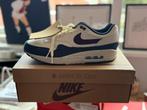 FN6952-103	Nike Air Max 1 'Notebook Doodles' EU44.5, Kleding | Heren, Schoenen, Overige kleuren, Nike, Nieuw, Ophalen of Verzenden