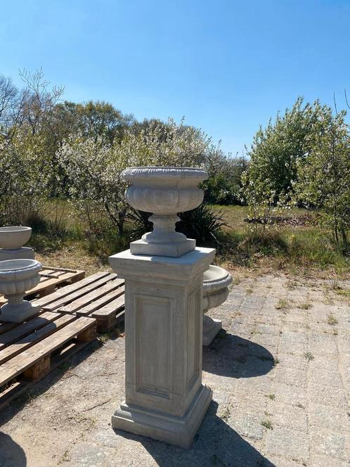 Alternatief voor gietijzer - betonnen bloempotten op sokkels, Tuin en Terras, Tuinbeelden, Nieuw, Overige typen, Beton, Ophalen