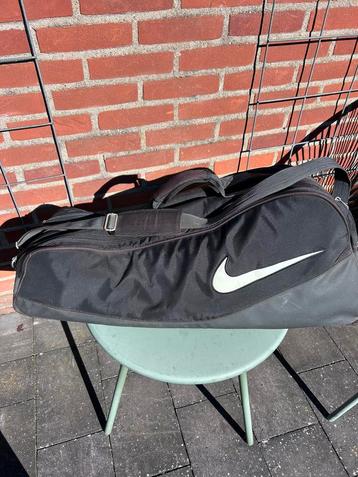 Tennistas Nike voor meerdere rackets en 2 schoenen vakken.  beschikbaar voor biedingen