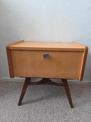 Vintage retro nachtkastje beschikbaar voor biedingen