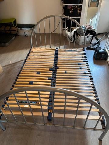 Bedframe + 2x lattenbodem 70x200 beschikbaar voor biedingen