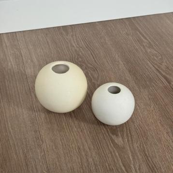 Twee Ball vazen van Cooee Design (wit porcelein) beschikbaar voor biedingen
