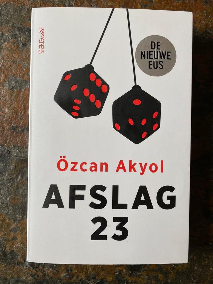 Özcan Akyol - Afslag 23, Boeken, Literatuur, Zo goed als nieuw, Ophalen of Verzenden
