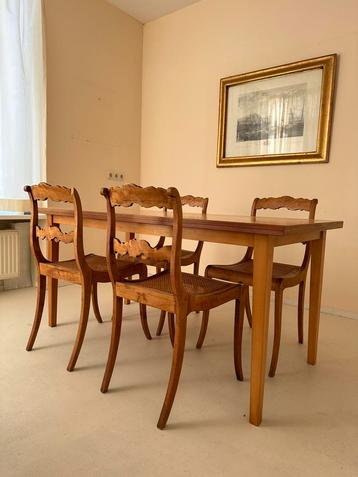 Klassieke houten stoelen en eettafel