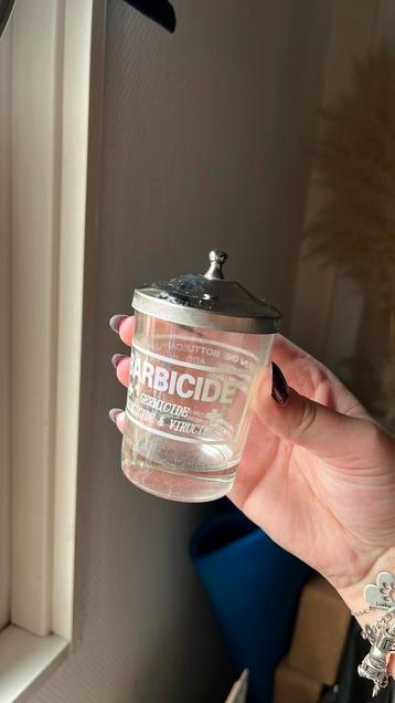 Barbicide desinfectie glas beschikbaar voor biedingen
