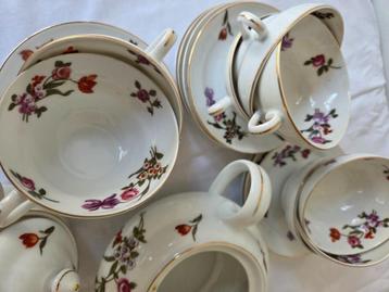 Servies, 9 kop en schotels, theepot, melkkan en suikerpot  beschikbaar voor biedingen