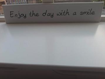 Decoratief bordje: Enjoy the day with a smile beschikbaar voor biedingen