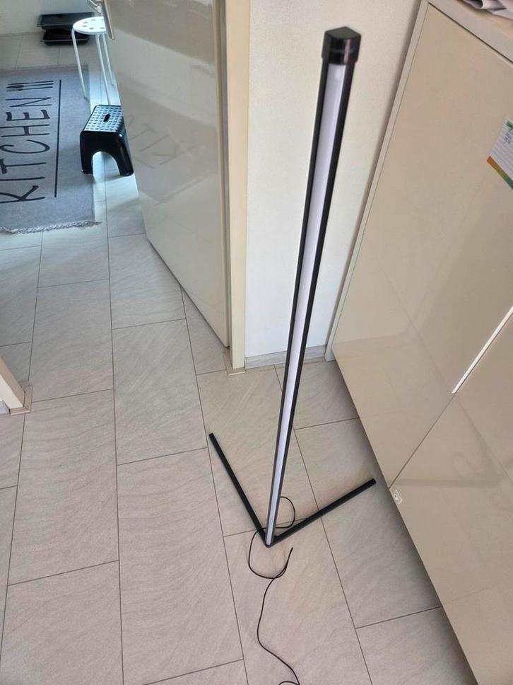 RGB LED Hoeklamp 140cm - Dimbaar met Muzieksensor, Huis en Inrichting, Lampen | Vloerlampen, Nieuw, 100 tot 150 cm, Kunststof