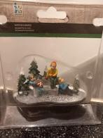 Kerstdorp figuur kinderen met bal, Ophalen of Verzenden, Zo goed als nieuw