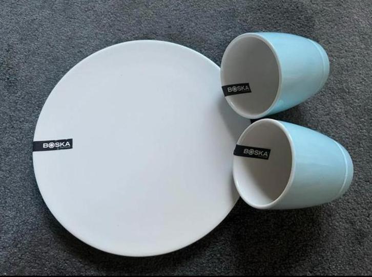 NIEUW - 1 st. bord en 2 st. mokken merk Boska, Huis en Inrichting, Keuken | Servies, Nieuw, Kop(pen) en/of Schotel(s), Effen, Aardewerk