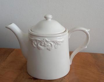 Witte Theepot met Relief beschikbaar voor biedingen