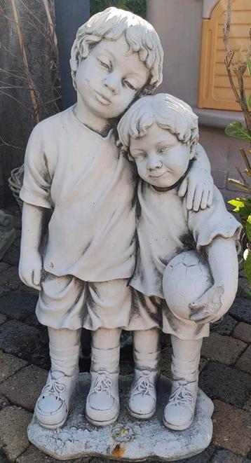 Tuinbeeld 2 jongens met voetbal 66 cm hoog