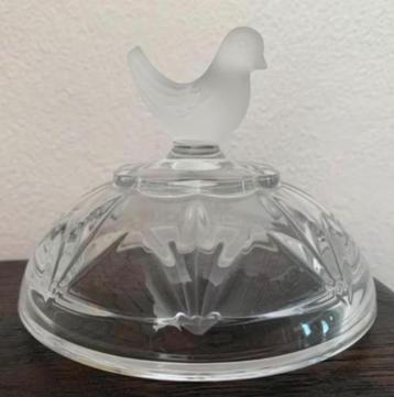 Glazen deksel met leuk vogeltje bovenop; 11,5 cm doorsnee beschikbaar voor biedingen