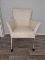 2 eetkamerstoelen op wieltjes, leer., Huis en Inrichting, Stoelen, Gebruikt, Wit, Leer, Ophalen of Verzenden