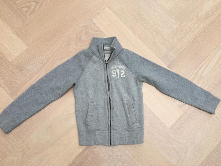 ZGAN: Grijs vest van Abercrombie & Fitch kids maat S / 128, Kinderen en Baby's, Kinderkleding | Maat 128, Zo goed als nieuw, Jongen
