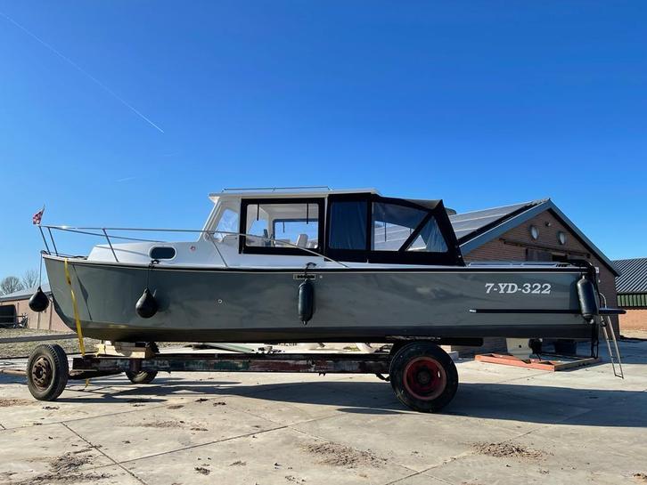 Amerikaanse platbodem met buitenboordmotor in bun, Watersport en Boten, Platbodems, Gebruikt, Tot 6 meter, Polyester, Benzine