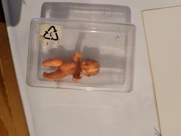 klein oud plastic baby poppenhuis beschikbaar voor biedingen