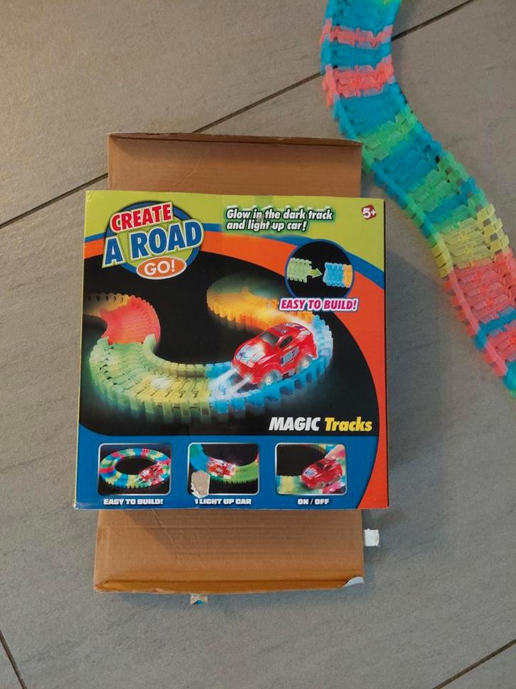 Magic Tracks Racebaan - Glow in the Dark, Kinderen en Baby's, Speelgoed | Racebanen, Zo goed als nieuw, Racebaan, Elektrisch, Overige merken