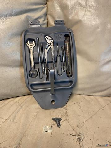 Bmw E12 gereedschapset onboard E21 5-serie gereedschap  beschikbaar voor biedingen