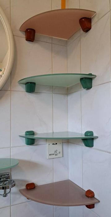 4x Badkamer hoek plankjes Groen en Rood 25 cm beschikbaar voor biedingen