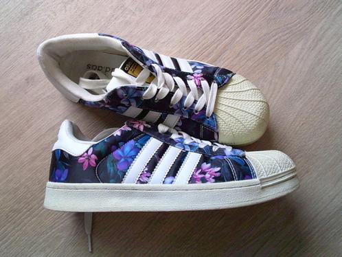 ADIDAS superstar bloemen sneakers gympen 40, Kleding | Dames, Schoenen, Gedragen, Sneakers of Gympen, Overige kleuren, Verzenden