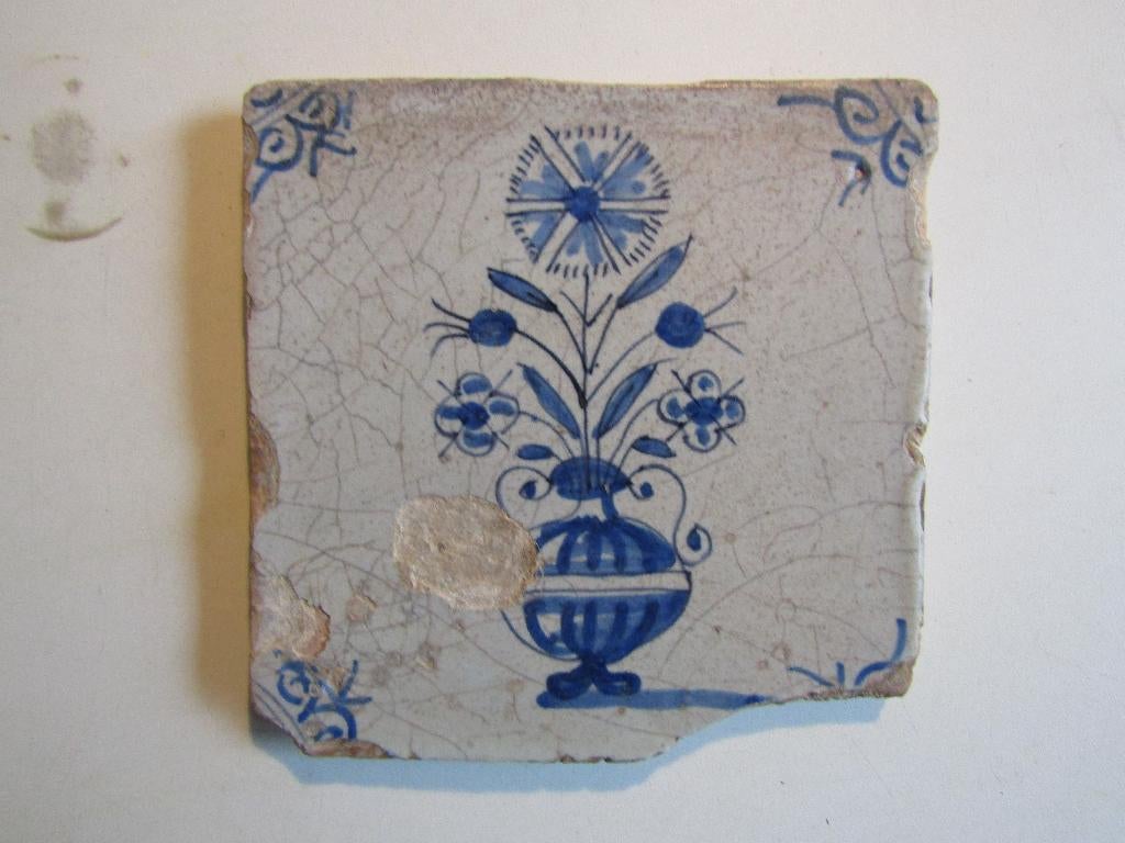 een 17e eeuwse tegel met een vaas met bloemen., Antiek en Kunst, Ophalen of Verzenden