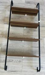 Industriëel wandrek met houten planken., Ophalen, Gebruikt