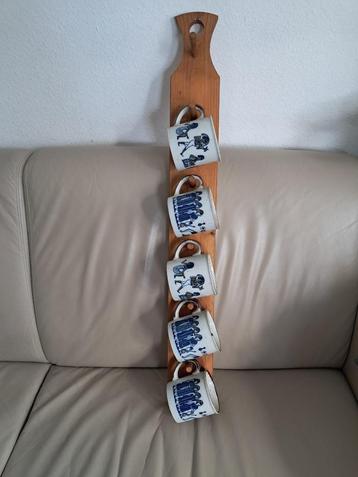 Vintage mokken set met houder beschikbaar voor biedingen