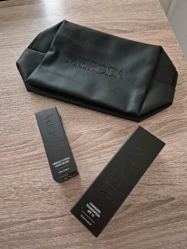 Meroda foundation & blush & make-up tasje, Sieraden, Tassen en Uiterlijk, Uiterlijk | Cosmetica en Make-up, Nieuw, Gehele gezicht
