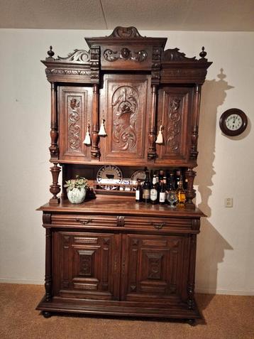 Donker eikenhouten antieke vintage gedetailleerde buffetkast beschikbaar voor biedingen