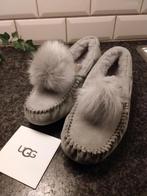 Ugg pantoffels. Dakota pompom. Maat 37/36, Ophalen of Verzenden, Nieuw, Grijs, Pantoffels of Sloffen