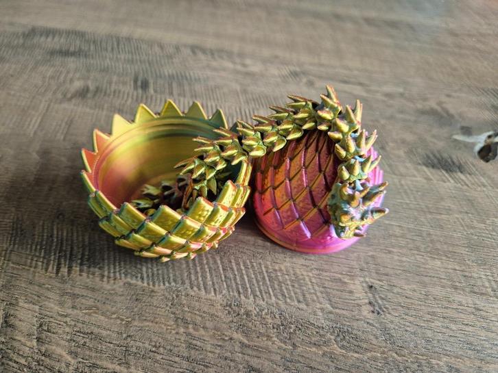 Horned Dragon in Drakenei - Fantasy decor, Verzamelen, Poppetjes en Figuurtjes, Nieuw, Ophalen of Verzenden