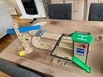 houten garage met rijbaan, Kinderen en Baby's, Speelgoed | Houten speelgoed, Ophalen of Verzenden, Zo goed als nieuw, Overige typen