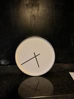 Karlsson Witte Wandklok - Strak Design, Ophalen of Verzenden, Zo goed als nieuw, Analoog, Wandklok