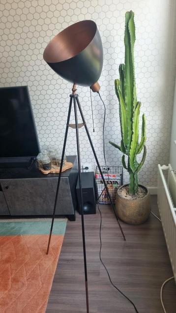 Zwart/koperen kamerlamp beschikbaar voor biedingen