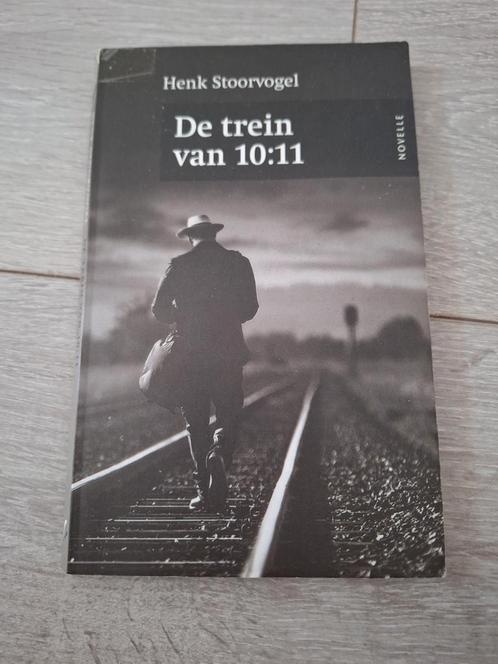 Henk Stoorvogel - De trein van 10:11, Boeken, Literatuur, Zo goed als nieuw, Nederland, Ophalen of Verzenden