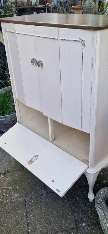 Minimalistisch wandkastje met 2 vouwdeuren +klep (brocante) beschikbaar voor biedingen