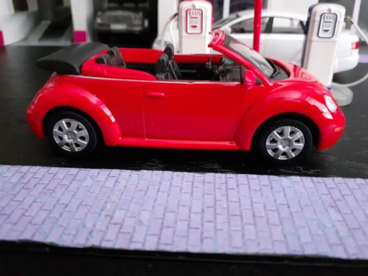 Volkswagen New Beetle cabriolet  1/43  rood, Hobby en Vrije tijd, Modelauto's | 1:43, Nieuw, Auto, Overige merken, Ophalen of Verzenden