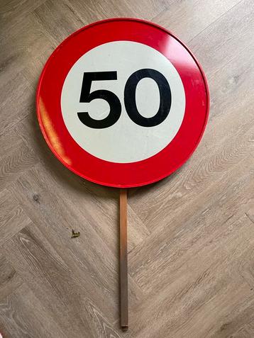 Oud Verkeersbord 50 km/u beschikbaar voor biedingen