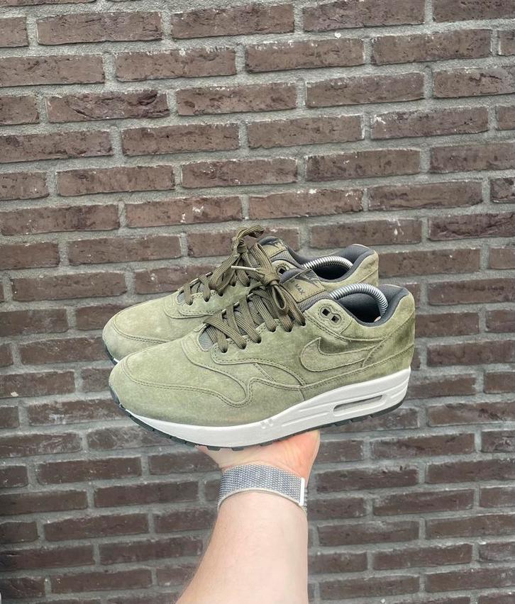 Nike Air Max 1 Premium Olive Canvas Suede, Kleding | Heren, Schoenen, Zo goed als nieuw, Sneakers of Gympen, Overige kleuren, Ophalen of Verzenden