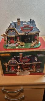 Lemax houtbewerkingshuisje produceert totempalen, Diversen, Ophalen of Verzenden