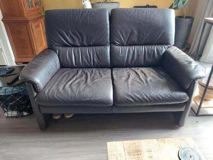 Zwart lederen 2-zits bank, Huis en Inrichting, Banken | Bankstellen, Gebruikt, Rechte bank, Tweepersoons, 150 tot 200 cm, 75 tot 100 cm